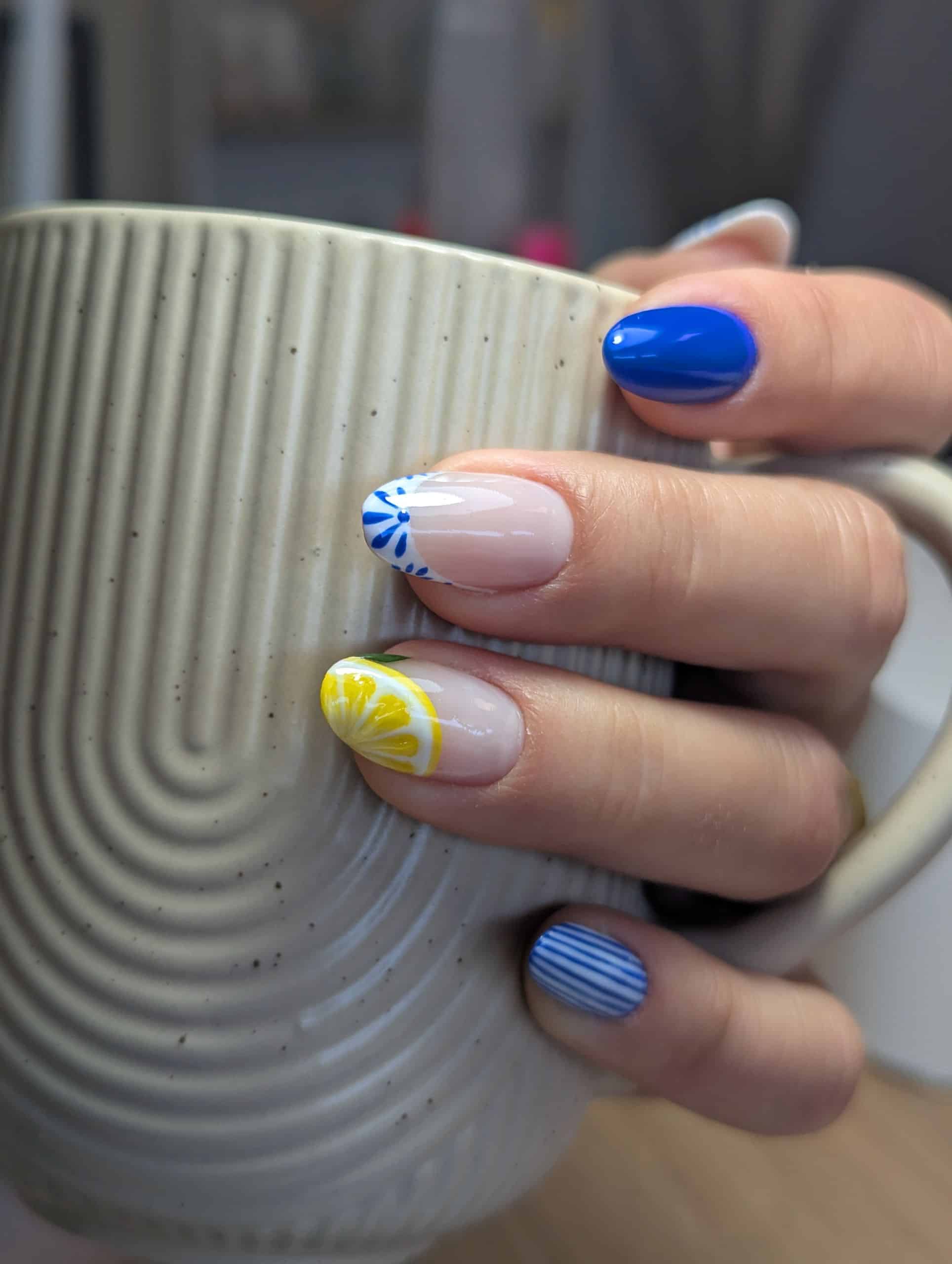 Nail-art-citron par Madame Sublime Nail Art chez Madame Sublime à Saint-André-de-Boëge en Haute-Savoie